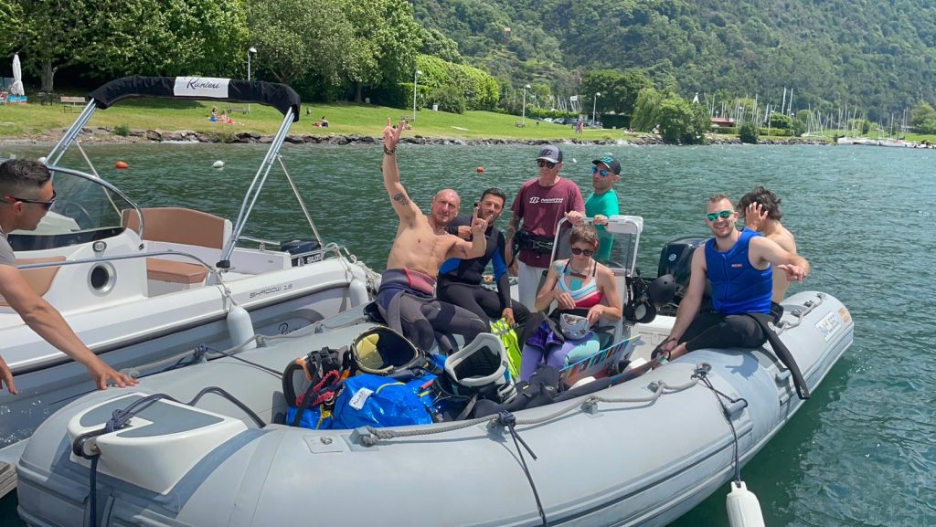 Foto di gruppo sul gommone del lift