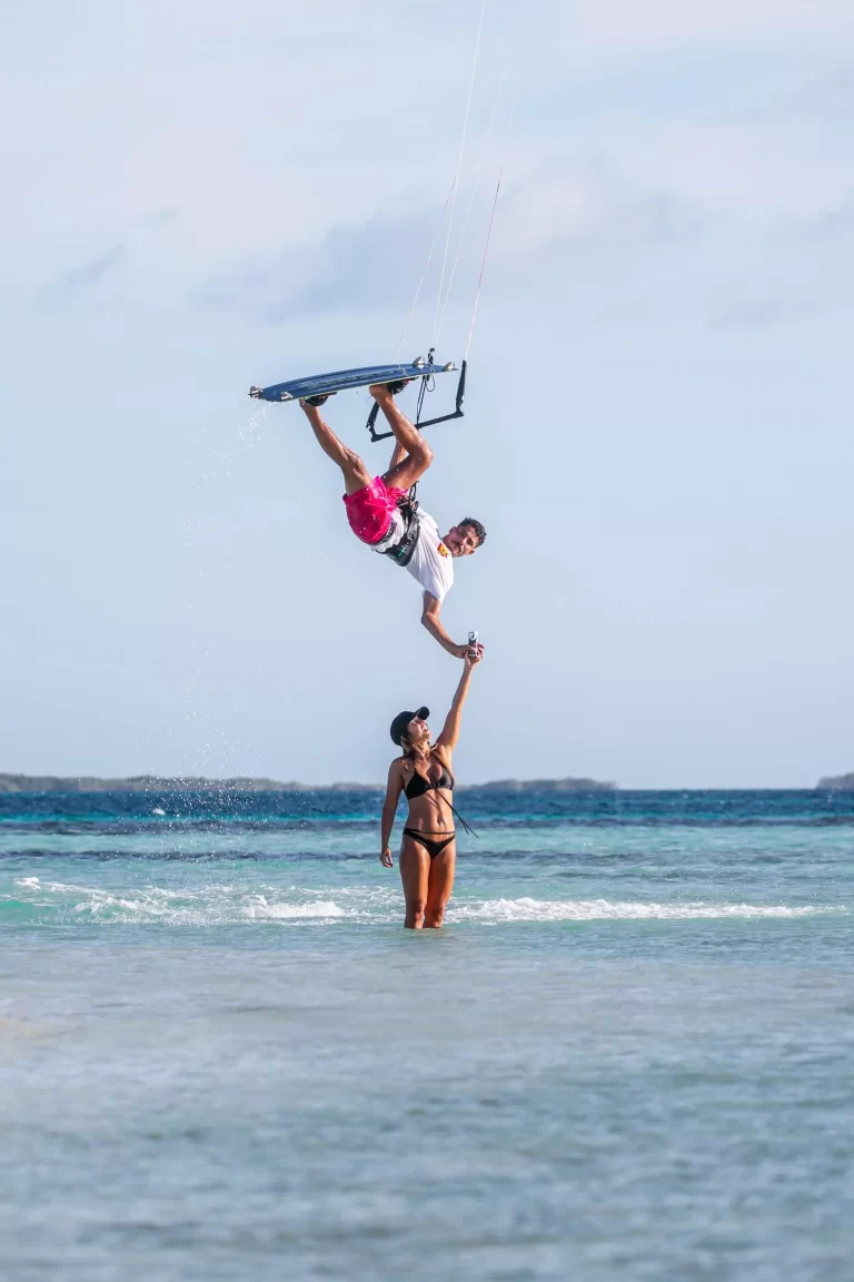 Kiter in acqua con la tavola